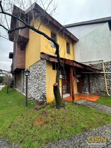 8-SAPANCADA SİTE İÇERİSİNDE SATILIK TRİBLEKS VİLLA